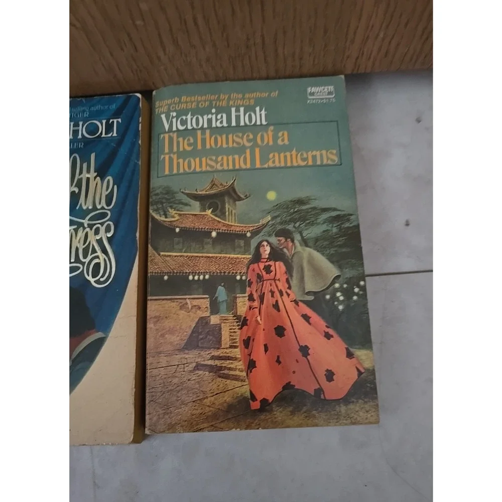 Lot of 2 The Mask of the Enchantress by Victoria Holt Romance Paperback‎ Books
